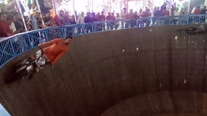 मौत के कुएं में एक साथ दौड़ती हैं दो कारें और तीन बाइक