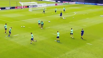 Latihan passing tim PSV Eindhoven