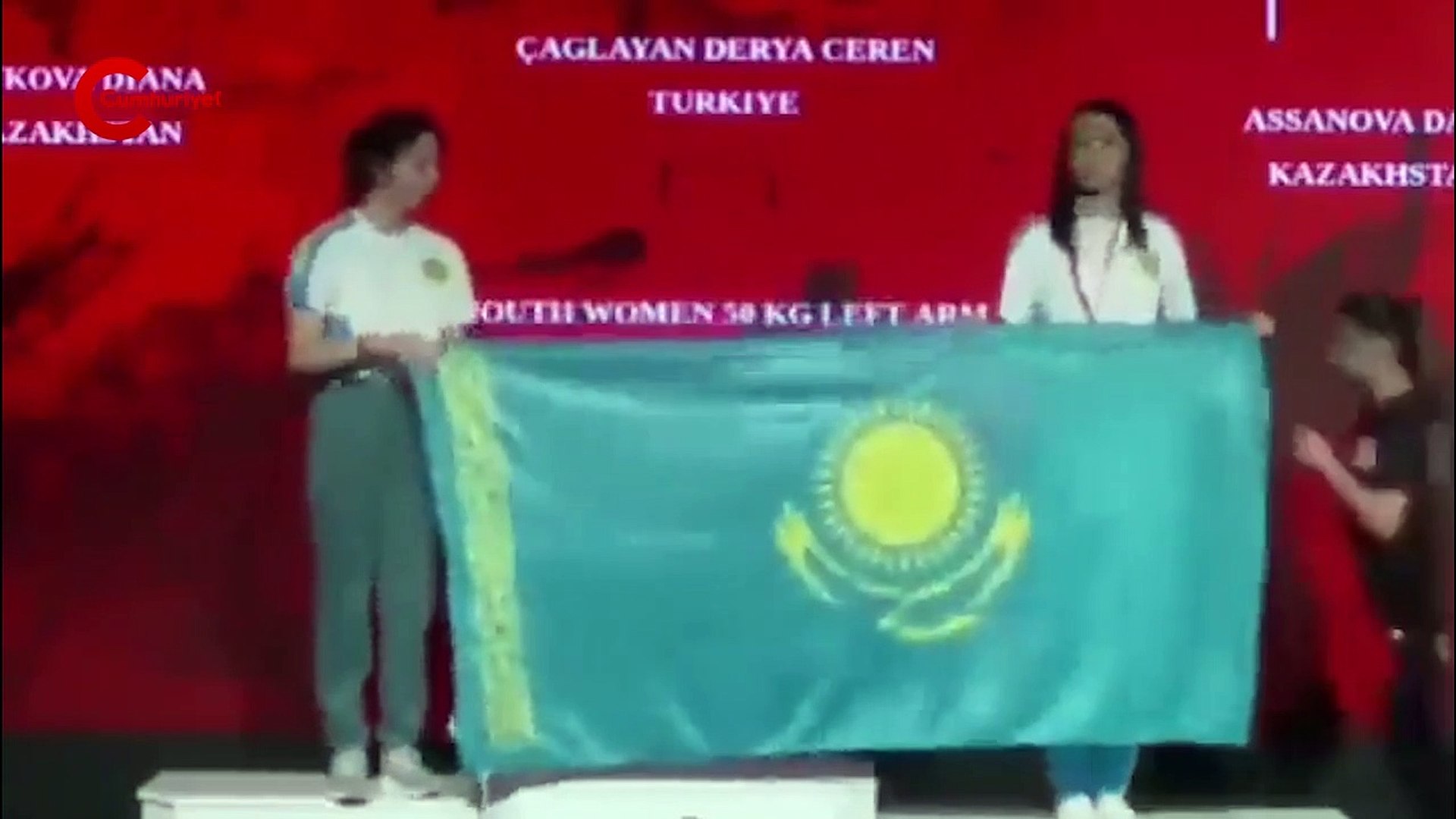 Smile Incompetence Obedient Türk ve Kazak sporculardan ödül töreninde bayrak yarışı! - Dailymotion Video
