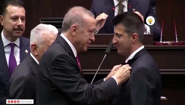 Mehmet Ali Çelebi, AKP'ye katıldı: Rozetini Erdoğan taktı