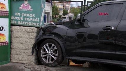 İSTANBUL-BAKIRKÖY'DE OTOMOBİL İŞ YERİNİN DUVARINA ÇARPTI
