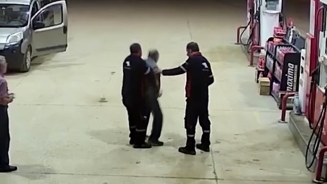 Boğazına yiyecek kaçan sürücü akaryakıt istasyonunda Heimlich manevrasıyla kurtarıldı