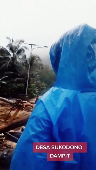 MALANG TERKIRI, BANJIR BANDANG SETINGGI ATAP RUMAH WARGA DI KABUPATEN MALANG