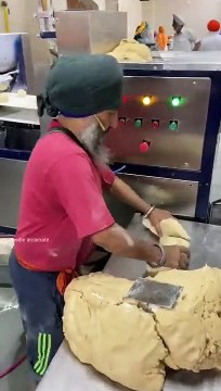 automatic-roti-making-machine-at-gurudwara-bangla-sahib-roti-gurudwara-sikhism-short