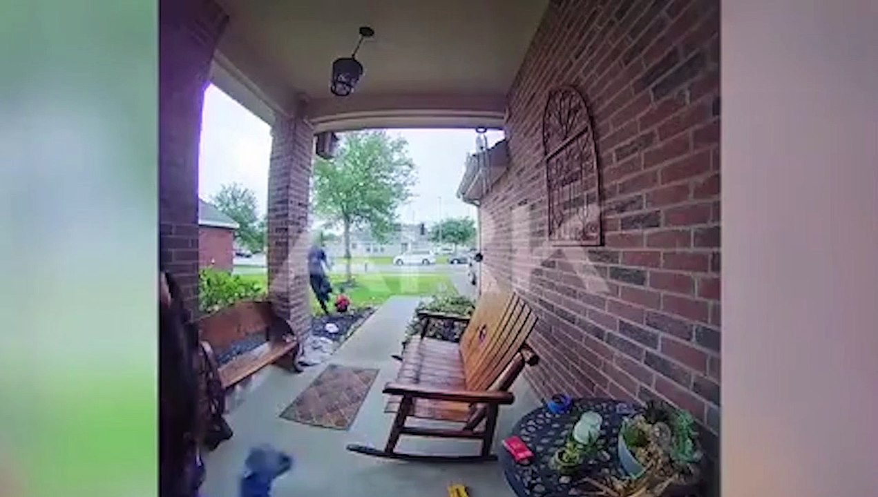 Un harceleur suit sa victime jusqu'à chez elle et a un comité d'accueil