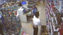 Can havliyle dükkana sığındı... Okul arkadaşını bıçakladı, kaçarken 