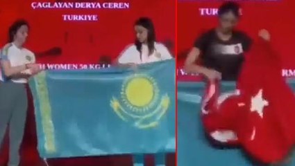 Kazak teknik direktörden bayrak gerginliğiyle ilgili açıklama: Konuyu kızlarla tartıştık, herkesten özür dileriz