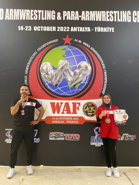 Parmağı kırılan milli sporcu Dünya Bilek Güreşi Şampiyonası'nda altın madalyayı kaçırdı