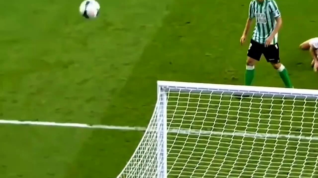 Cristiano ronaldo tembakan bola yang gagal. Tapi menghibur. Semangat