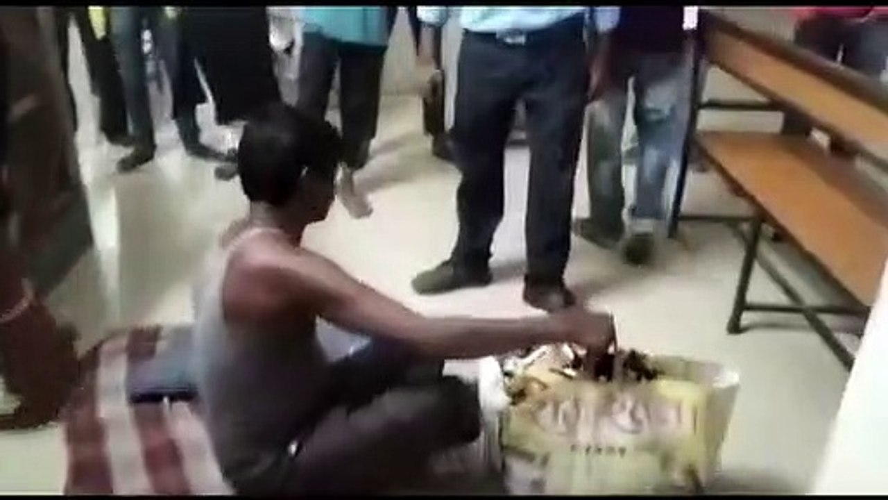 हॉस्पिटल में हाई वोल्टेज ड्रामा: फर्श पर सोए व्यक्ति को युवती ने लात-चप्पल से जमकर पिता, Video Viral