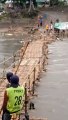 Jembatan darurat Solo hanyut