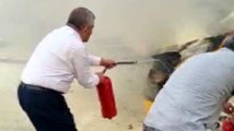 İzmir 3. sayfa haberleri... MHP İzmir İl Başkanı Şahin'den yanan taksiye müdahale