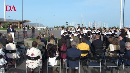 Las niñas Anna y Olivia, inmortalizadas en Santa Cruz