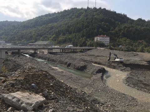 Kastamonu gündem haberleri... Kastamonu'da taşan Ezine Çayı kenarında okul inşaatına tepki -+