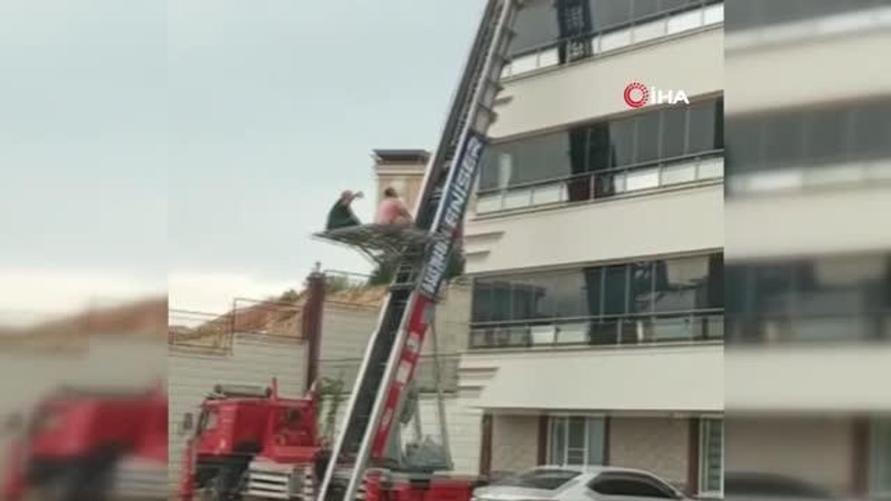 İlginç evlilik yıldönümü kutlaması: Taşıma asansörüyle 5'inci kata çıktı
