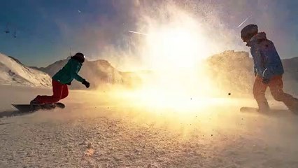 Speed Ramp Dua Snowboarders Naik Menuju Matahari Terbenam