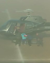 طائرة هليكوبتر تهبط إلى الملعب لاختطاف لاعب!.. ما هي القصة؟