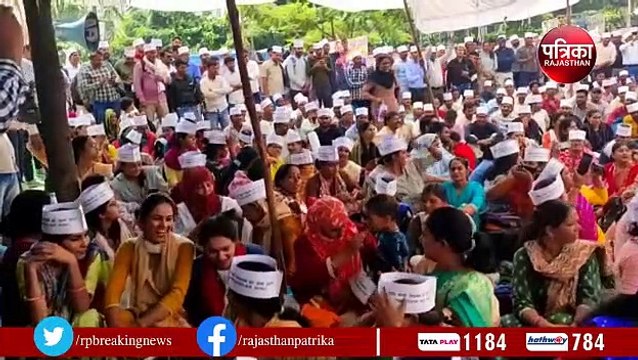 शहीद स्मारक पर जुटे शिक्षक, ग्रेड थर्ड शिक्षकों के तबादले किए जाने की है मांग