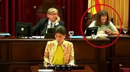 El vídeo viral de Gloria Santiago (Podemos) 'jugando' con su móvil durante el Pleno del Parlamento Balear