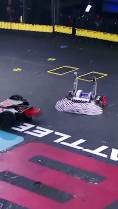 There goes the wheel ☠ #battlebots #robotwars #robot #robotics #robots #battlebot #combatrobotics #combatrobots #engineering #robotcombat #itsrobotfightingtime #antweight #sawblaze #witchdoctor #whiplash #beetleweight #minotaur #robotfighting #meme #comba