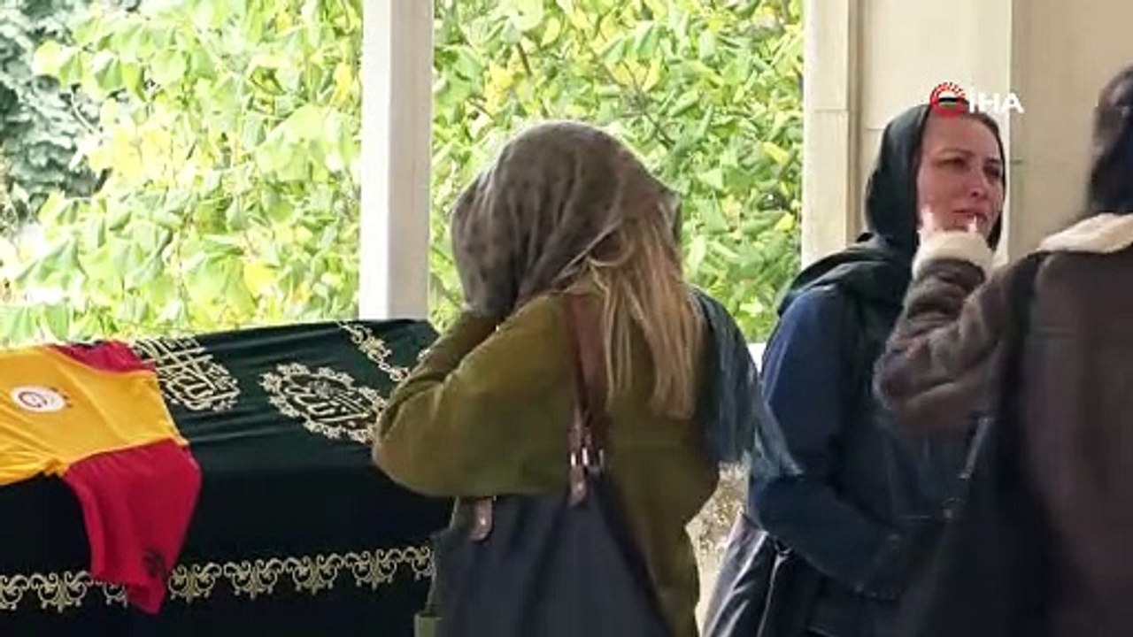 Usta sunucu Bülend Özveren son yolculuğuna uğurlandı