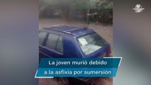 Mujer queda varada en su coche por intensas lluvias y muere de un infarto