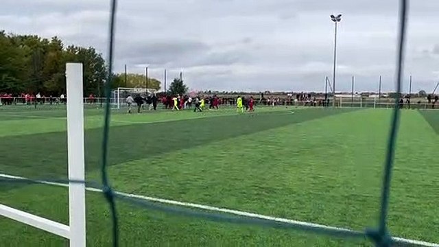 Terrible erreur de l'arbitre : il siffle un penalty raté, mais la balle rebondit dans les filets