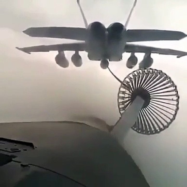 Voilà comment on fait le plein d'un avion en plein en vol... Impressionnant