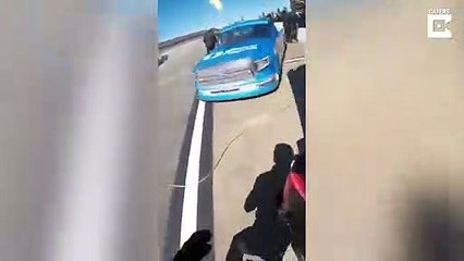 Un mécanicien de course se fait frôler par une autre voiture... chanceux