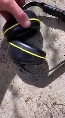 La découverte qu'il fait dans son casque anti-bruit est terrifiante