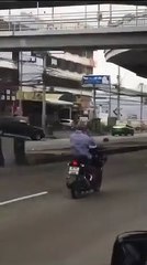 Ce papy conduit son scooter d'une façon vraiment limite...