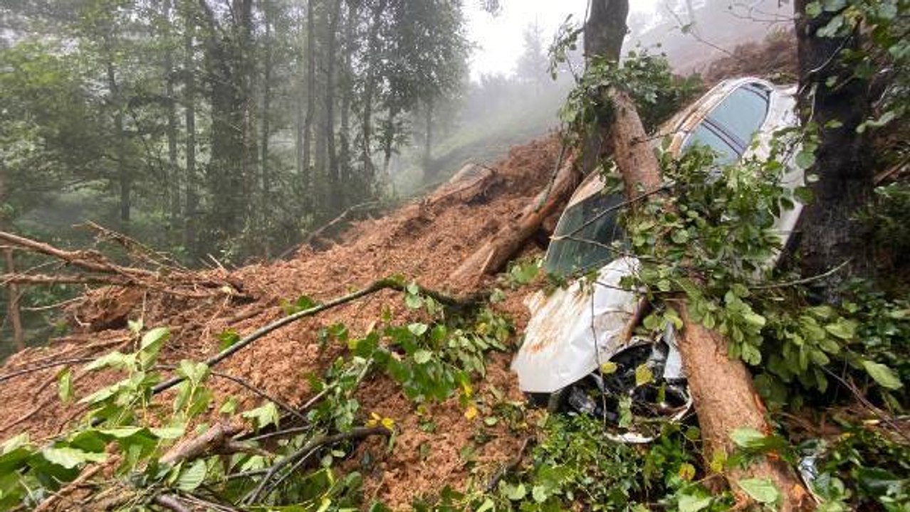 RİZE'DE HEYELAN; 31 KÖY YOLU KAPANDI, 1 CİP TOPRAK ALTINDA KALDI