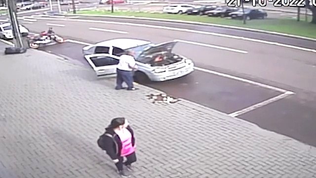 Veículo pega fogo na Avenida Brasil e funcionário de comércio ajuda a conter as chamas com um extintor