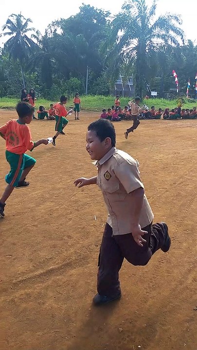 Lomba engklek anak SD lucu