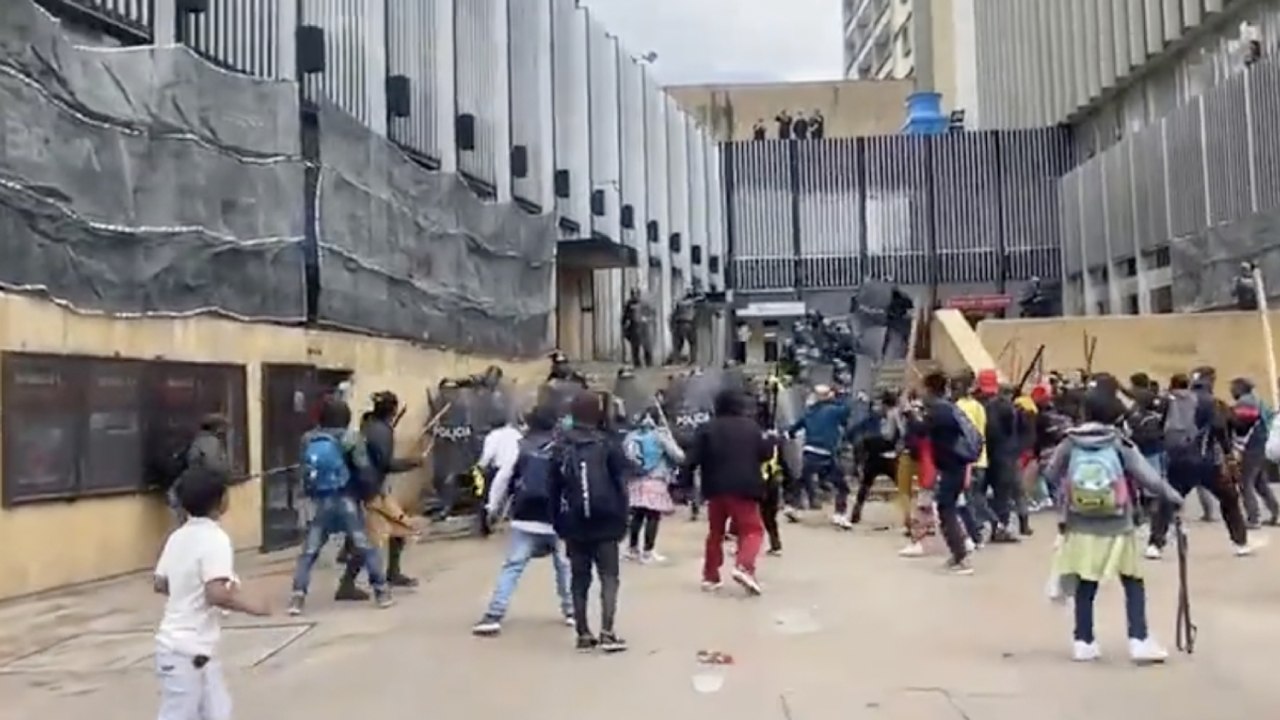 Violentas manifestaciones de comunidad indígena en Bogotá deja varios heridos