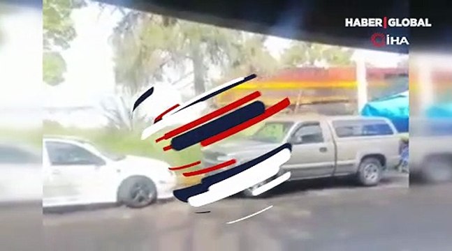 Hemzemin geçitten geçen bir tıra yük treni çarptı: Metrelerce sürükledi! O anlar kamerada...