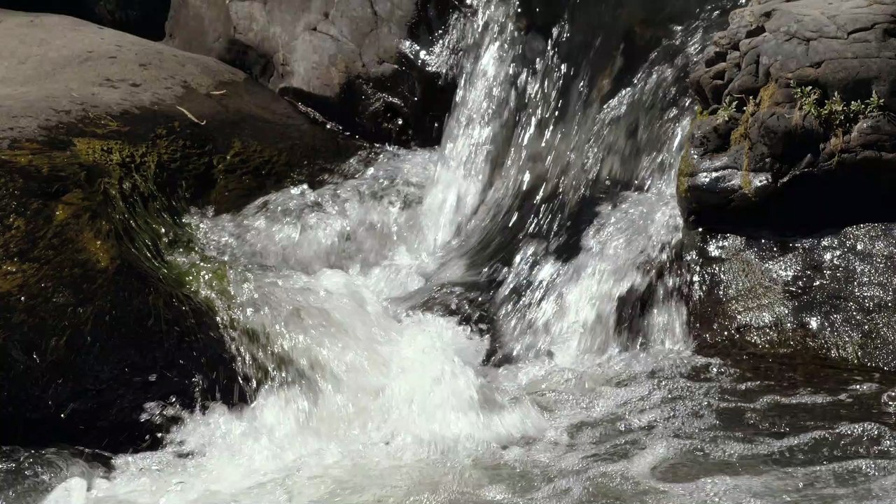 Why Water Crashes are the Best Things Since Sliced Bread - Garden valley 4K