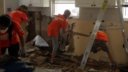 How volunteers gut hurricane homes to prevent mold growth