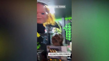 BELI EMOCIONADA DISFRUTANDO DEL RECORRIDO EN EL CASTILLO DEL TERROR