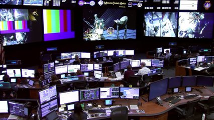 Caminhadas espaciais são retomadas após incidente com capacete de astronauta