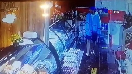 Turist görünümlü şahsın, otomobil hırsızlığı kamerada