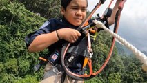 Menegangkan! Detik-Detik Flying Fox Adhiyat Berhenti Ditengah Jalan