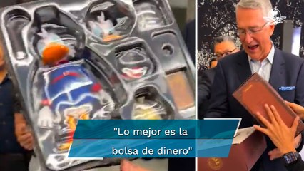 Download Video: Ricardo Salinas Pliego recibe como regalo de cumpleaños la figura de Rico McPato