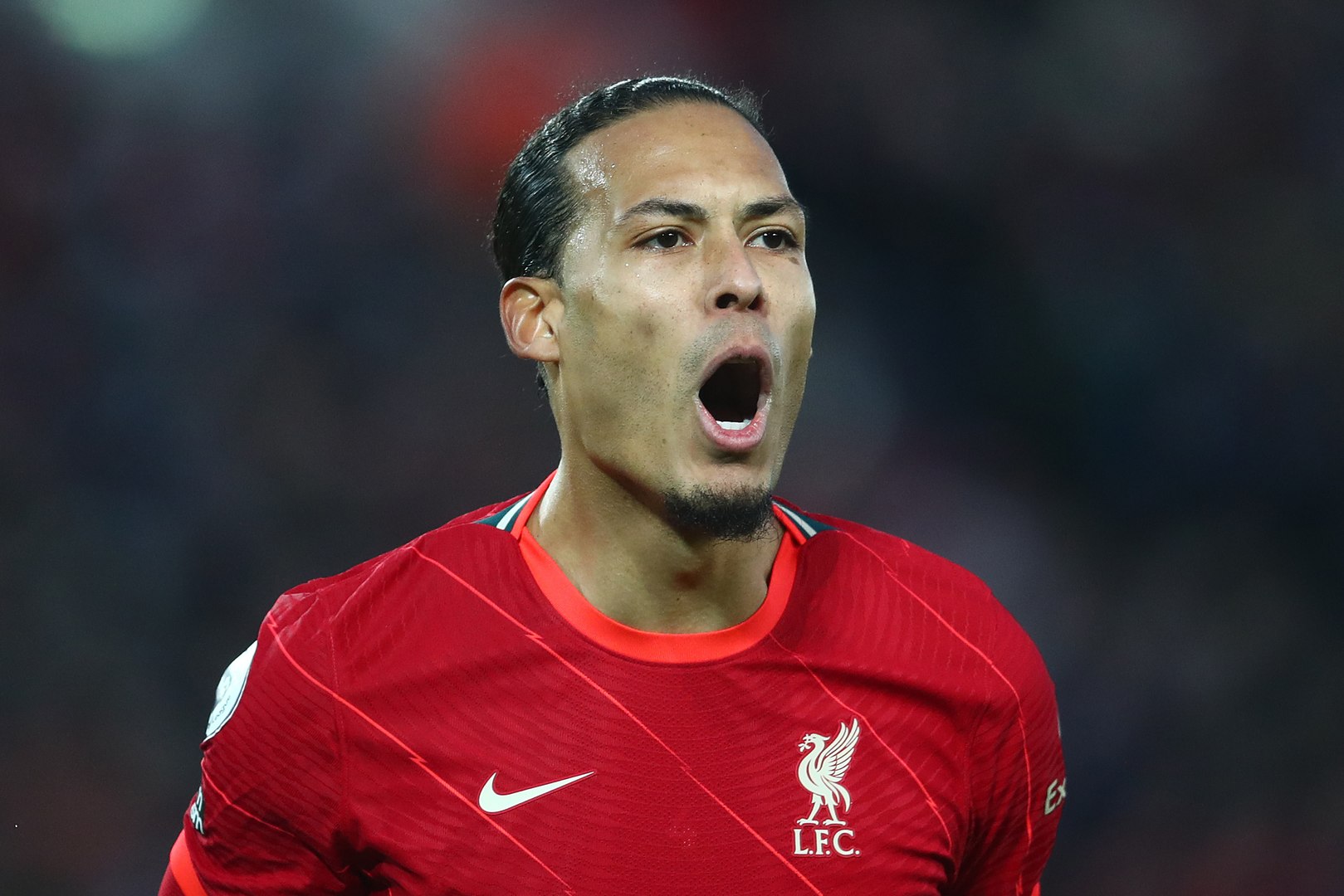 Hành động gây tranh cãi của Van Dijk khiến Bowen đá hỏng penalty