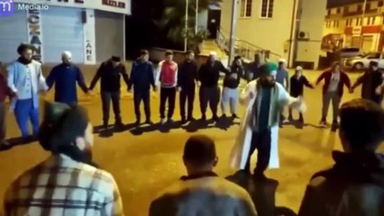 Tarikat mensupları sokak ortasında zikir çekti