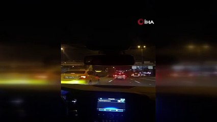 Makas atarken iki araca ve bariyerlere çarptı; motoru yola düştü!