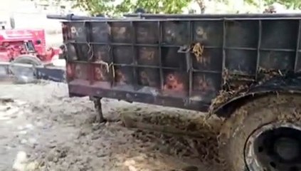 हाईटेंशन तार से टकराने के बाद ट्रैक्टर ट्रॉली में लगी आग