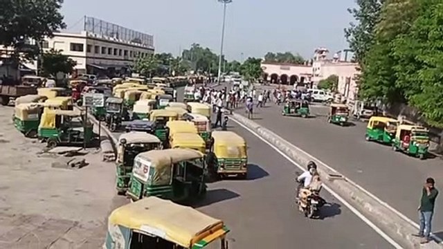 ऑटो चालक की आरपीएफ कांस्टेबल ने की पिटाई, चालकों ने थामे पहिए