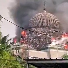 Yangında dev caminin kubbesi yerle bir oldu