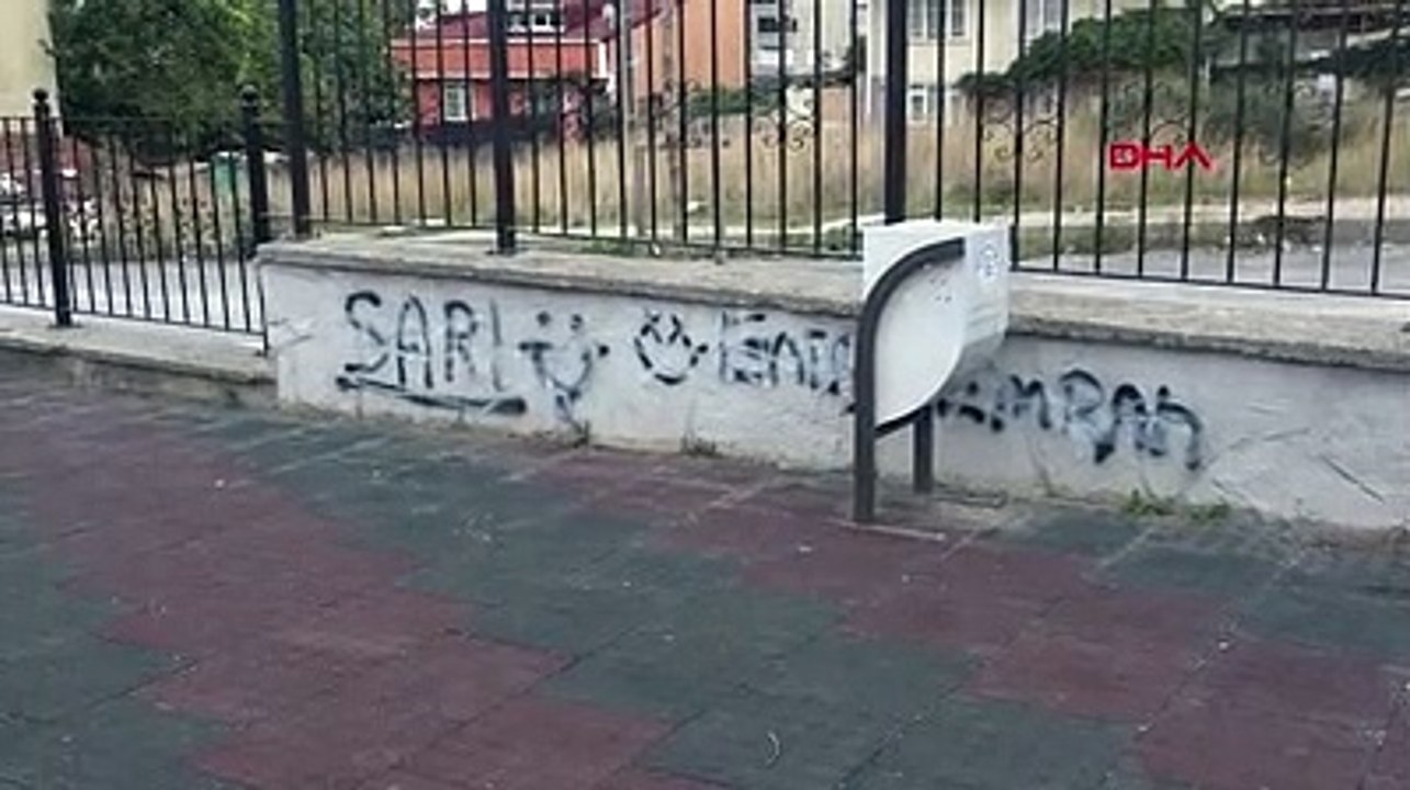 Parktaki çöp kutusunu yakıp tekmelediler
